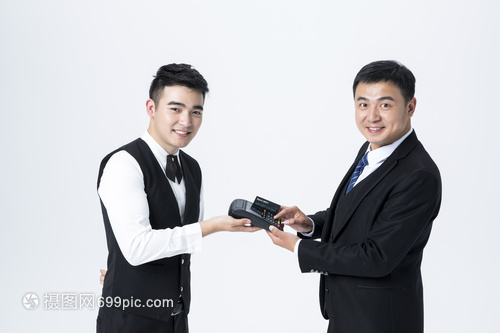 光影服務與數字支付 男服務員的專業瞬間